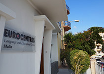 Eingang Sprachschule Eurocentres Malta